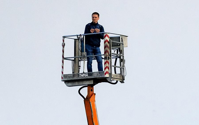 Azarkeş komandasının oyununu krandan izlədi